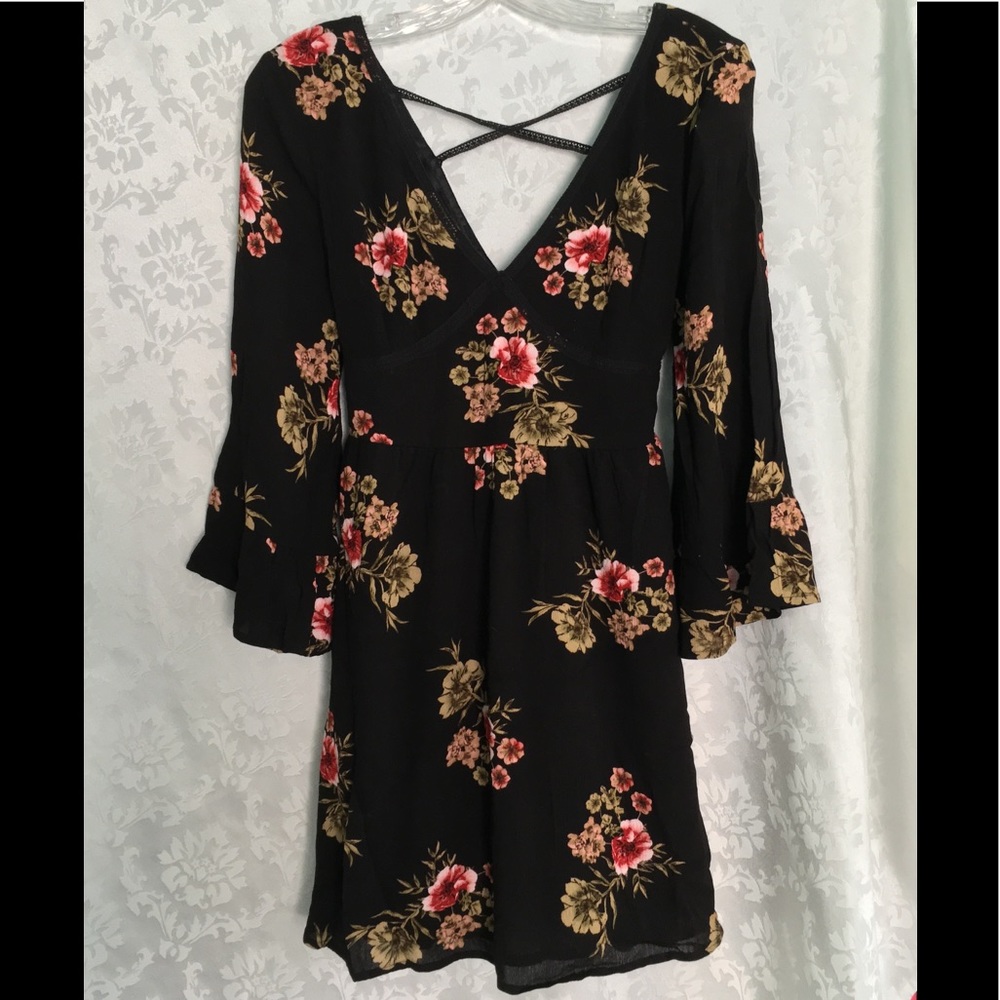 NWT Black Pink Red Floral Vneck Bell Sleeve Dress - Picture 2 of 7